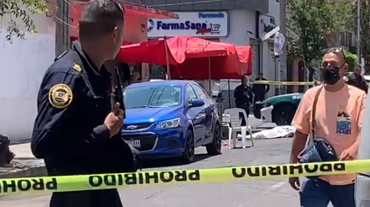 A machetazos y en vía pública: Asesinan a hombre de 55 años en la Venustiano Carranza, en CDMX