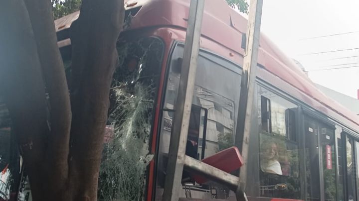 Fuerte choque del Metrobús  de la Ciudad de México deja al menos 20 heridos; paramédicos los atienden