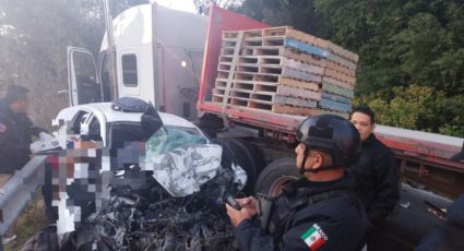 VIDEO: Imágenes fuertes; choque entre un tráiler y un taxi deja cuatro muertos en Tenango, Edomex