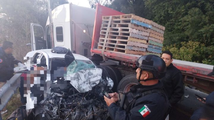 VIDEO: Imágenes fuertes; choque entre un tráiler y un taxi deja cuatro muertos en Tenango, Edomex