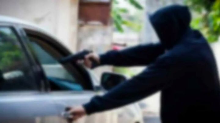VIDEO: Ladrón 'aprovecha' que hay tráfico y asalta a conductor a plena luz del día; ya lo buscan