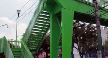 ¡Ya no quería vivir! Joven intenta saltar de un puente peatonal en CDMX; oficiales lo rescatan