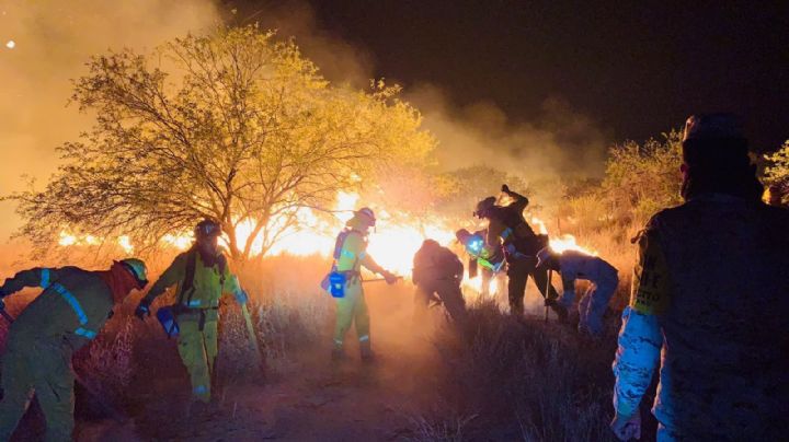 Arduo trabajo en Sonora: Cuerpos de emergencia combaten un incendio en Crabó de más de 2 mil ha