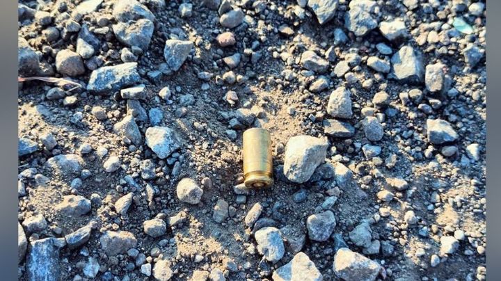 Mujer es encontrada sin signos vitales a la orilla de una carretera en Hidalgo; tenía impactos de bala