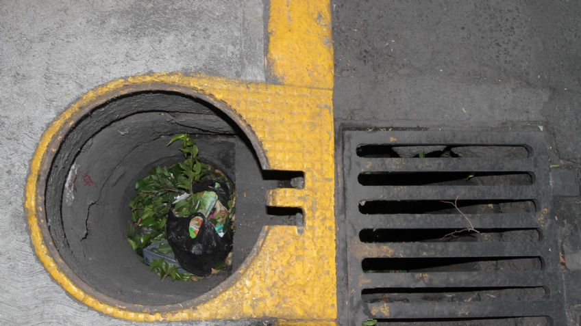 ¿Por qué se roban las coladeras en CDMX? Esto pagan por el cobre; hay un nuevo caso en la UNAM