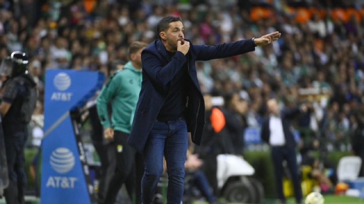 Nicolás Larcamón rompe el silencio tras lo sucedido con 'Tano' Ortíz y el árbitro Fernando Hernández