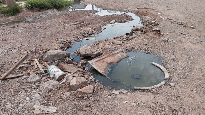 Habitantes de la colonia Primero de Mayo en Ciudad Obregón denuncian drenajes colapsados