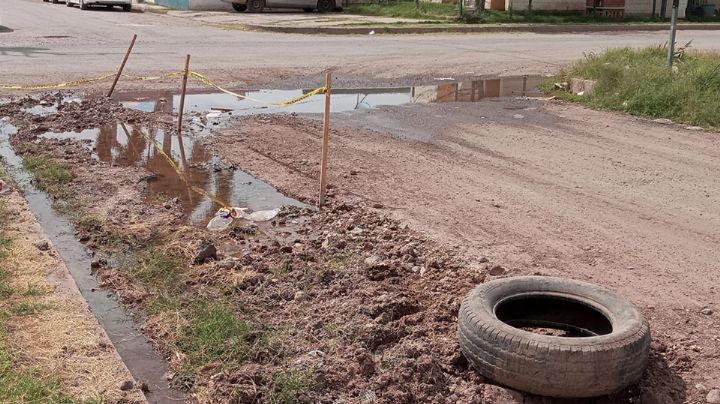 Fluyen aguas residuales por varias calles de la colonia Jardines del Valle en Ciudad Obregón