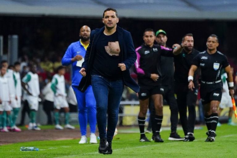 Nicolás Larcamón rompe el silencio tras lo sucedido con 'Tano' Ortíz y el árbitro Fernando Hernández