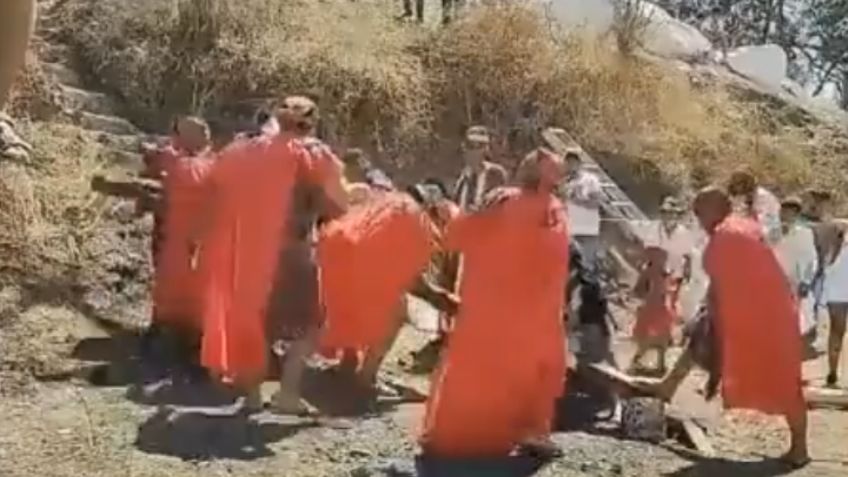 VIDEO: En plena crucifixión Jesús cae de la cruz en Colima; termina con múltiples fracturas