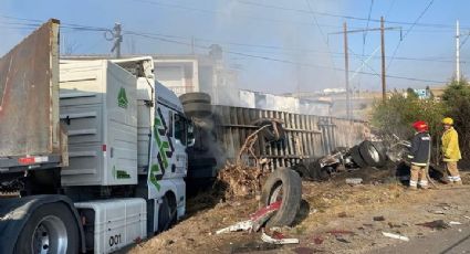 (VIDEO) Impactante: Chofer de tráiler muere calcinado tras terrible choque en Toluca, en Edomex