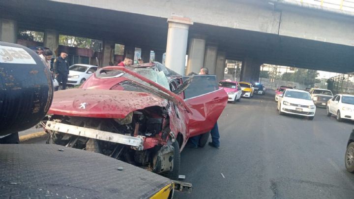 Imágenes fuertes: Impactante volcadura deja a dos lesionados en San Juan de Aragón, en la CDMX