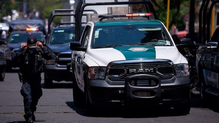 Insólito: Sujeto ataca a policías con un machete; tras no hacerles daño, les lanza un tanque de gas