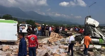 'Rapiña' se aprovecha de la volcadura de un trailer; pobladores se llevan 30 toneladas de pollo