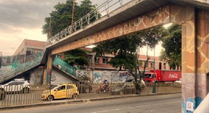 Heroicos policías: Mujer de 22 años se intenta lanzar de un puente peatonal y la rescatan en CDMX