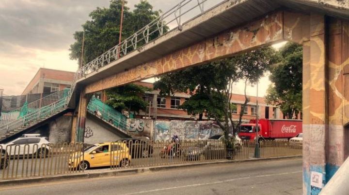 Heroicos policías: Mujer de 22 años se intenta lanzar de un puente peatonal y la rescatan en CDMX