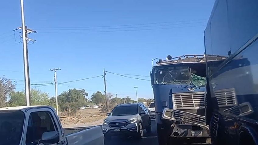 Aparatoso choque entre un autobús y un tractocamión deja dos mujeres lesionadas en Ciudad Obregón