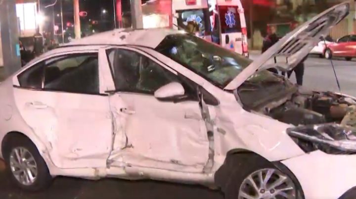 VIDEO: Tráiler se pasa el alto y arrastra un taxi más de 30 metros en la colonia Del Valle en CDMX