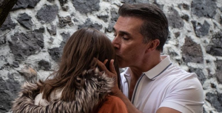 Sergio apoya a Alexa Parra