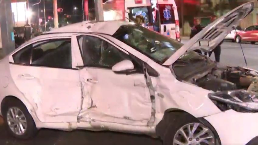 VIDEO: Tráiler se pasa el alto y arrastra un taxi más de 30 metros en la colonia Del Valle en CDMX