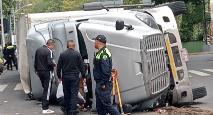 Tráiler cargado de llantas se vuelca en Barranca del Muerto y colapsa Periférico, en la CDMX