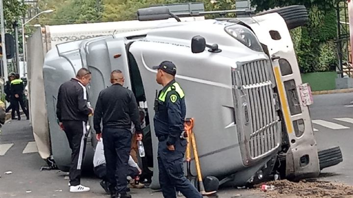 Tráiler cargado de llantas se vuelca en Barranca del Muerto y colapsa Periférico, en la CDMX
