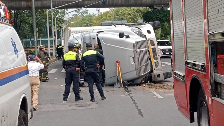 Tráiler volcado en Periférico