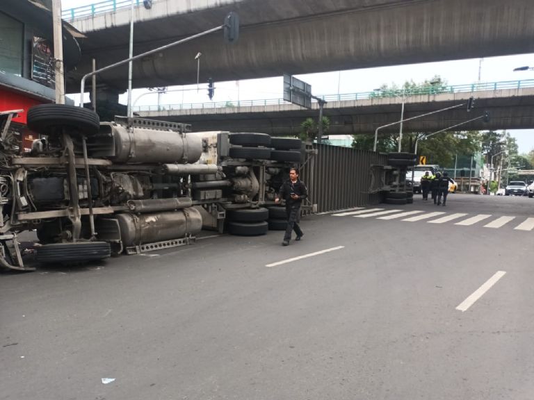 Tráiler volcado en Periférico