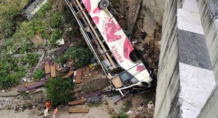 Tragedia en India: Autobús con peregrinos a bordo cae al fondo de un barranco; hay 10 muertos