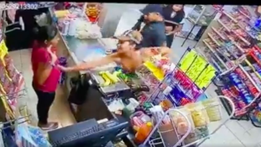 VIDEO: Tras robar una tienda de conveniencia, hampones 'soban' el vientre de cajera embarazada