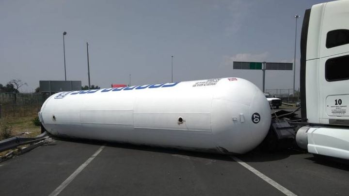 Pipa de combustible se vuelca en el Circuito Exterior Mexiquense y provoca caos en la circulación