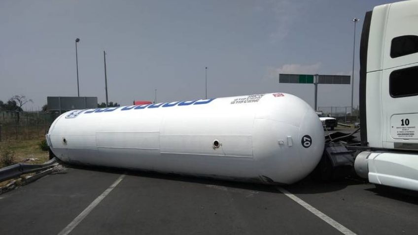 Pipa de combustible se vuelca en el Circuito Exterior Mexiquense y provoca caos en la circulación