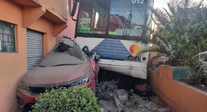 Fuerte accidente: Camión de pasajeros se estrella contra domicilio en Ecatepec; aplasta una camioneta