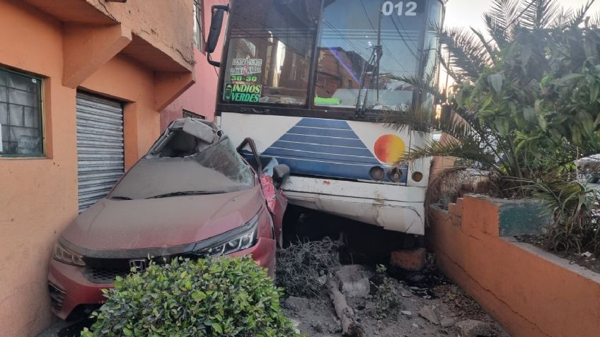 Fuerte accidente: Camión de pasajeros se estrella contra domicilio en Ecatepec; aplasta una camioneta