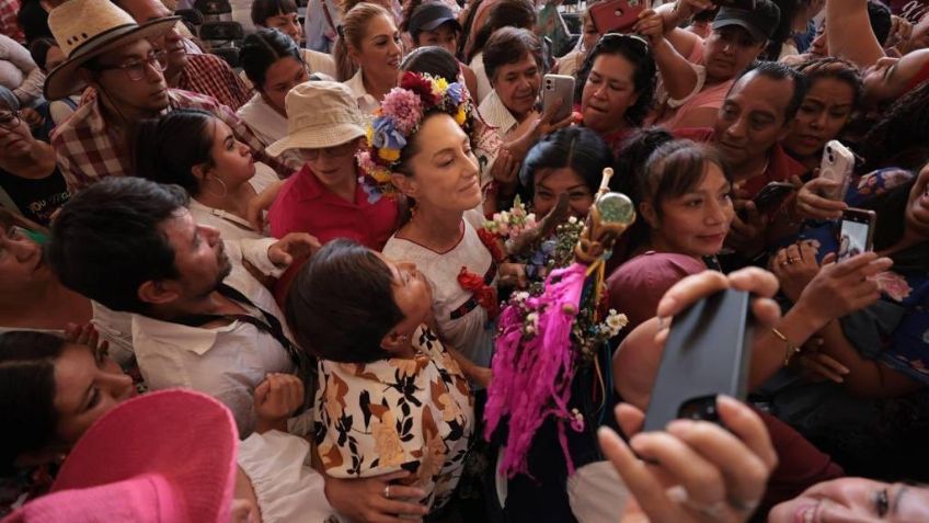 ¿Sigue los pasos de AMLO? Sheinbaum recibe 'bastón de mando' de pueblos originarios en Xochimilco