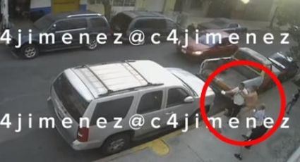 Desnudo, drogado y borracho: Cámaras de seguridad captan a sujeto agredir a familia en la Moctezuma