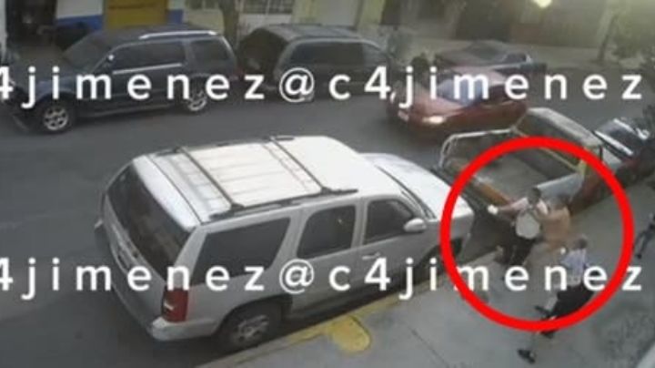 Desnudo, drogado y borracho: Cámaras de seguridad captan a sujeto agredir a familia en la Moctezuma