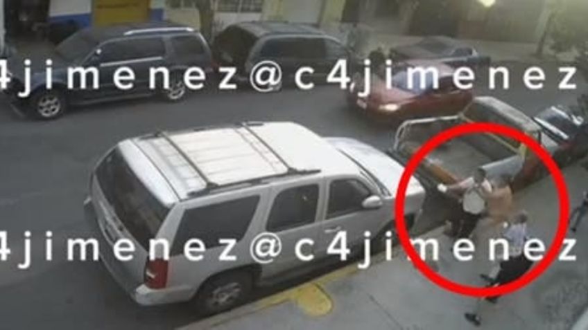 Desnudo, drogado y borracho: Cámaras de seguridad captan a sujeto agredir a familia en la Moctezuma