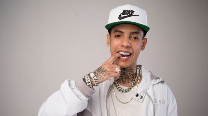 ¿Sale del clóset? Natanael Cano besa en pleno concierto a guitarrista y le lanza halagos