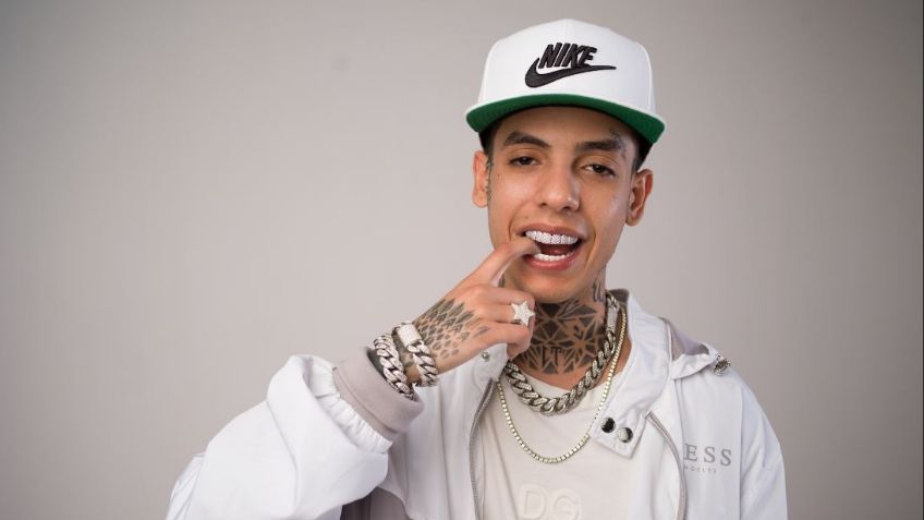 ¿Sale del clóset? Natanael Cano besa en pleno concierto a guitarrista y le lanza halagos