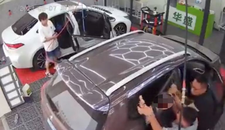 Niña queda atorada en un auto 