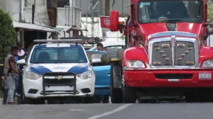 Macabro Hallazgo: Dejan cuerpo encajuelado en la carretera de Toluca; sicarios dejan un mensaje