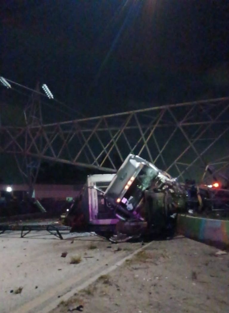 Autoridades se movilizaron por un accidente en Edomex. Foto: Twitter
