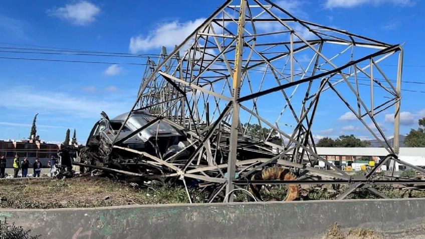 Alerta: Cierran la Lechería-Texcoco por choque de tráiler con torre de electricidad; hay un muerto