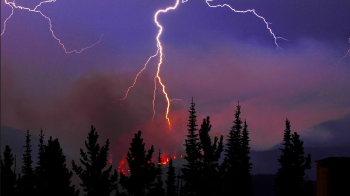 Primero las altas temperaturas y ahora la actividad eléctrica provoca incendios forestales en Sonora
