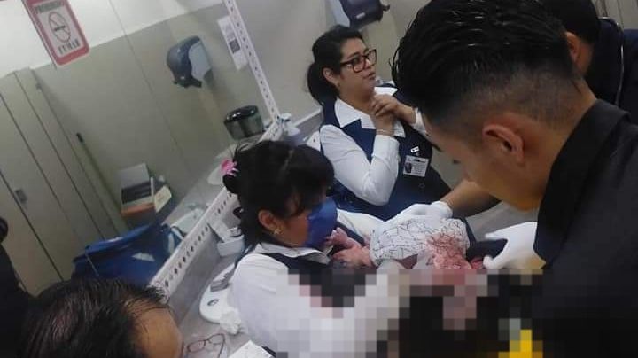 Imágenes fuertes: Abandonan a bebé recién nacida en taza del baño de Galerías Coapa, en la CDMX