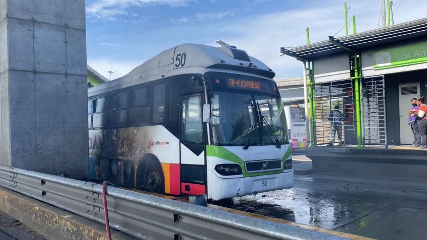 VIDEO: Motociclista invade el carril del Mexibús y provoca que una unidad acabe envuelta en llamas