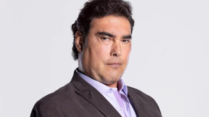 Eduardo Yáñez sorprende al ser captado de la mano de una joven en una fiesta ¿Quién es?