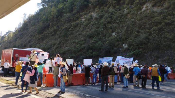 Comuneros bloquean la Autopista México-Toluca a la altura de La Venta; colapsan la circulación