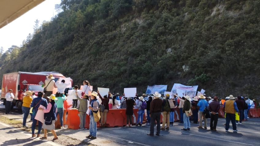 Comuneros bloquean la Autopista México-Toluca a la altura de La Venta; colapsan la circulación